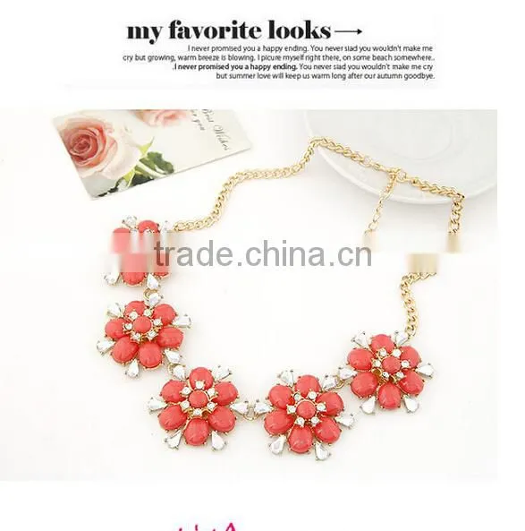 Shining Latest Popular Elegant Bright Crystal and Resin Alloy Flower Charm& Statement Necklace in Stock