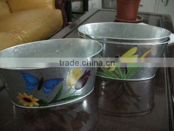 Oval metal flower pot with simple design