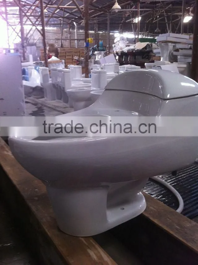 Smooth porcelain sale bath south American siphonic toilet