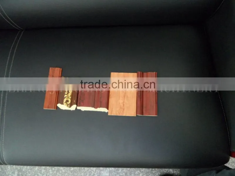 Extruder for the production of plastic profiles/photo frame profile