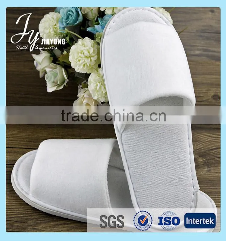 White hotel indoor slippers embroideried customized logo hotel slippers