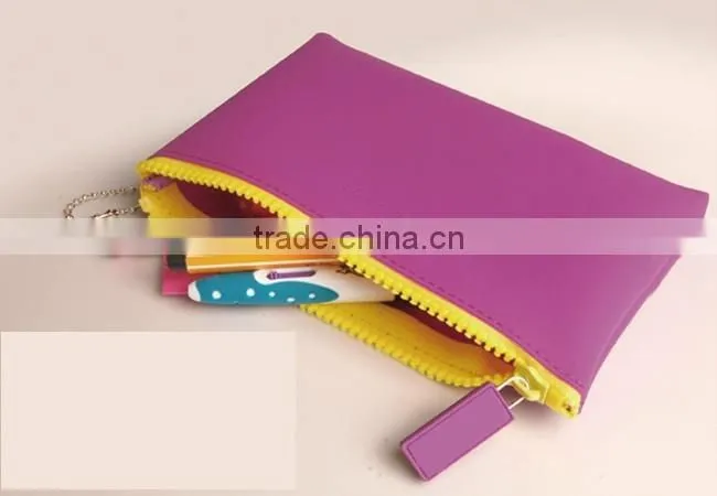 2015 hot selling new silicone pouch with zipper puller