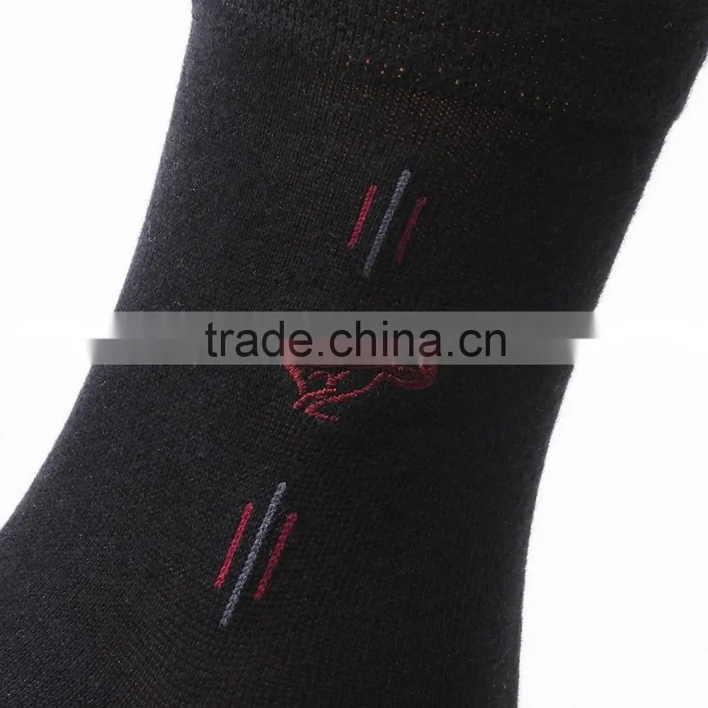 2016 Wholesale Absorbency and permeab New design solid color men dress socks