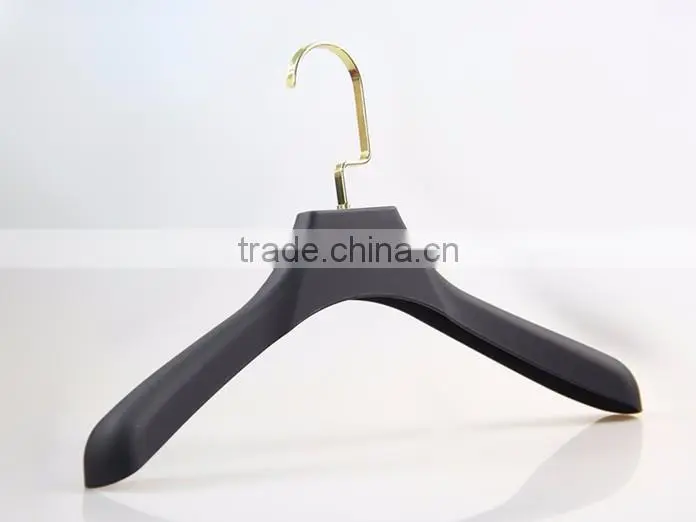 CY-586 custom brand logo with gold hook for superior rubber hanger plastic hanger