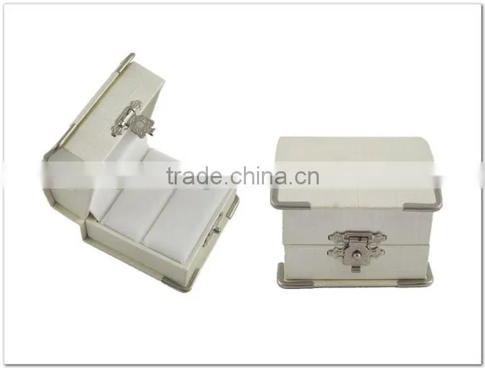 ring box with lock