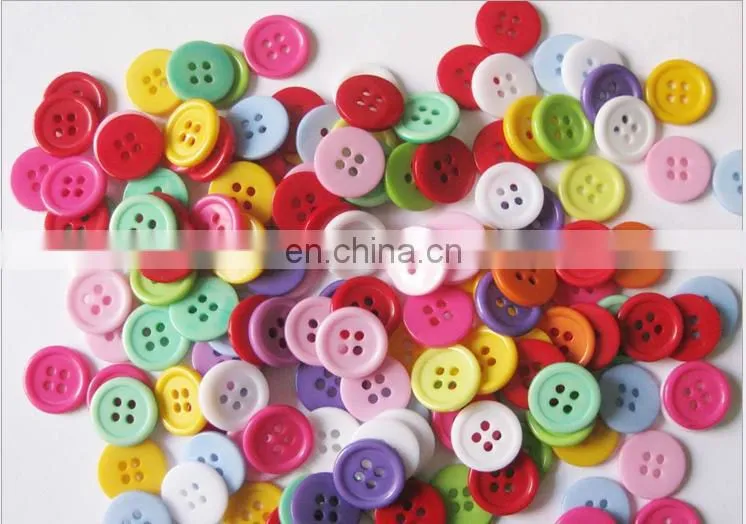 2016 fashion 2/4 hole colorful button wholesale resin button