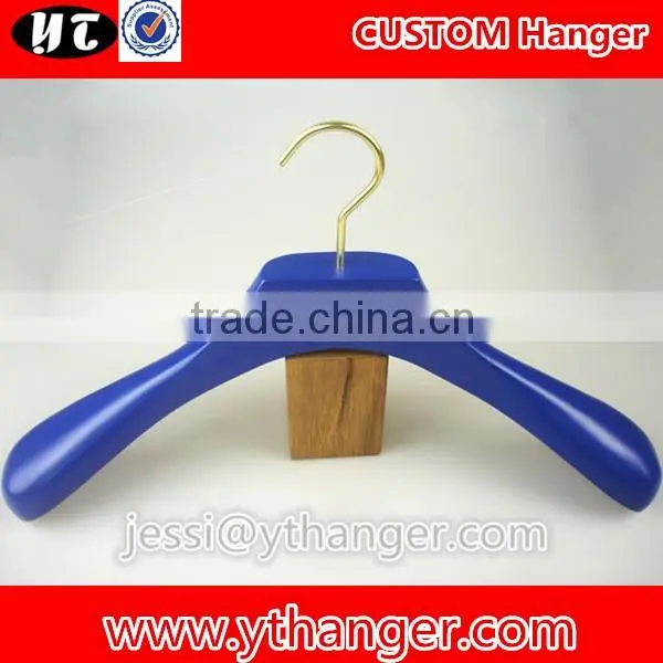 YY0513 wholesale luxury bule wide shoulder clothes hangers men suits hanger with velvet trousers bar