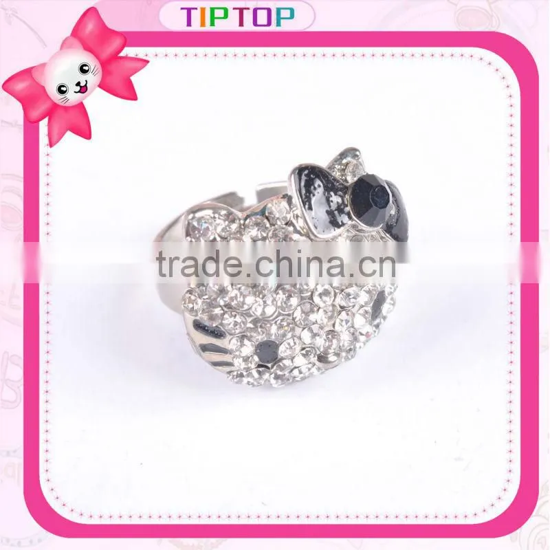 Crystal face of hello kitty ring