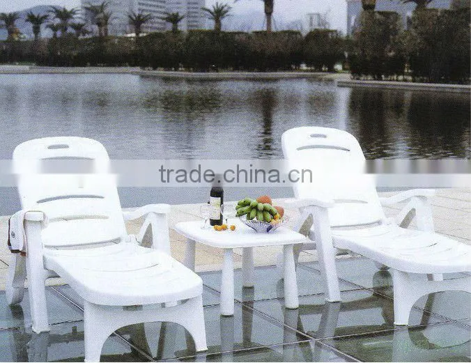 2015 Popular folding Plastic swimming pool lounge chair