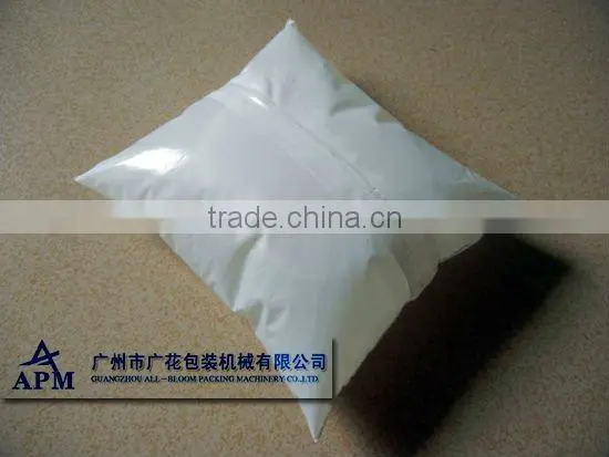 Automatic liquid packaging machine