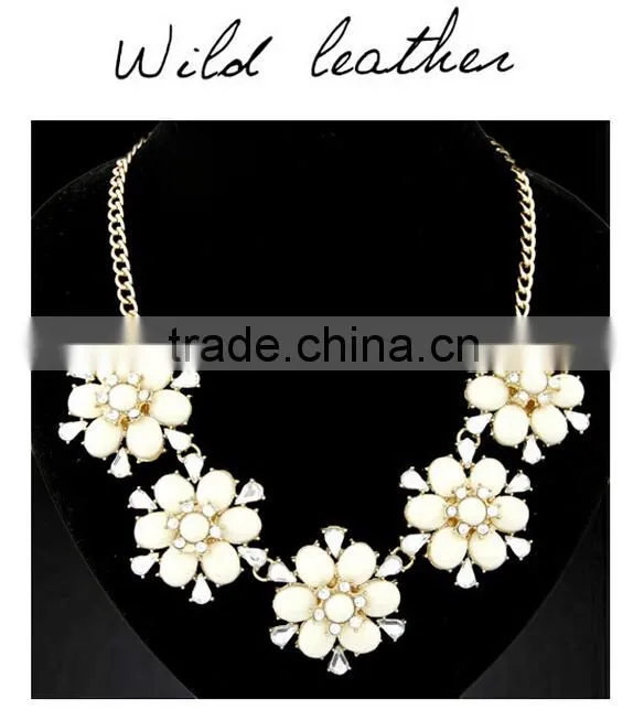 Shining Latest Popular Elegant Bright Crystal and Resin Alloy Flower Charm& Statement Necklace in Stock