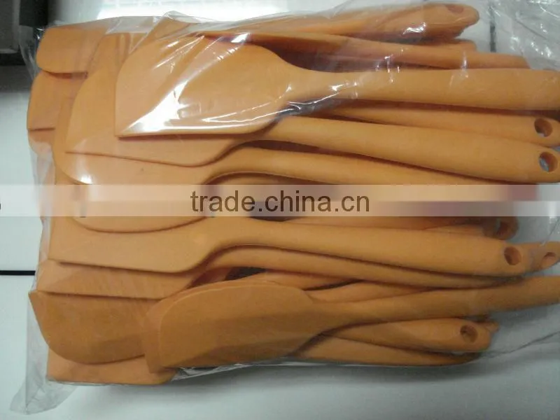 2014 wholesale soft and colored silicone spoon for babies