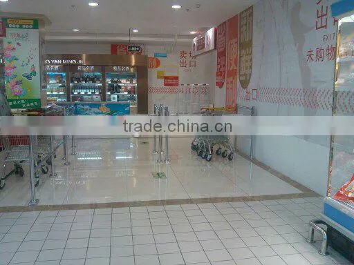 Mechanical swing gate for supermarket