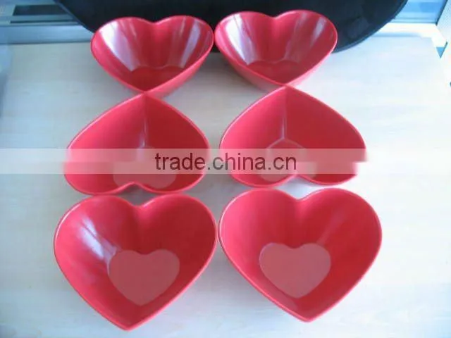 red color melamine heart bowl