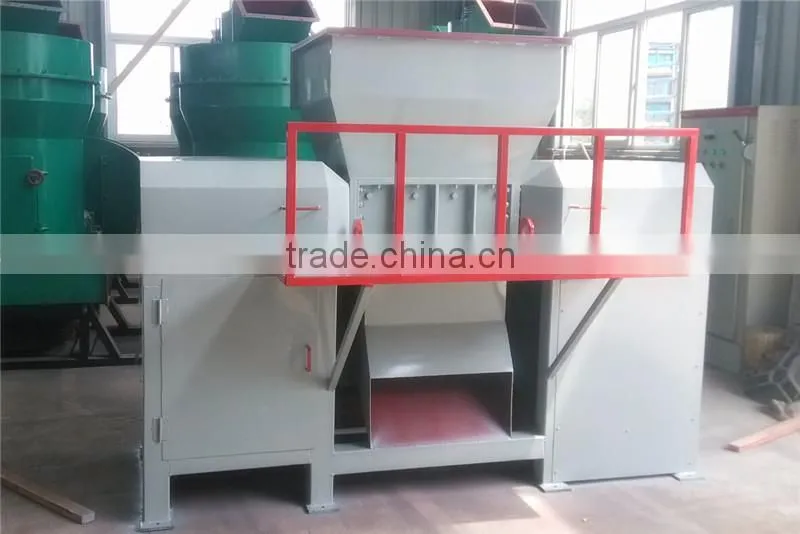 Plastic shredding machine with large capacity