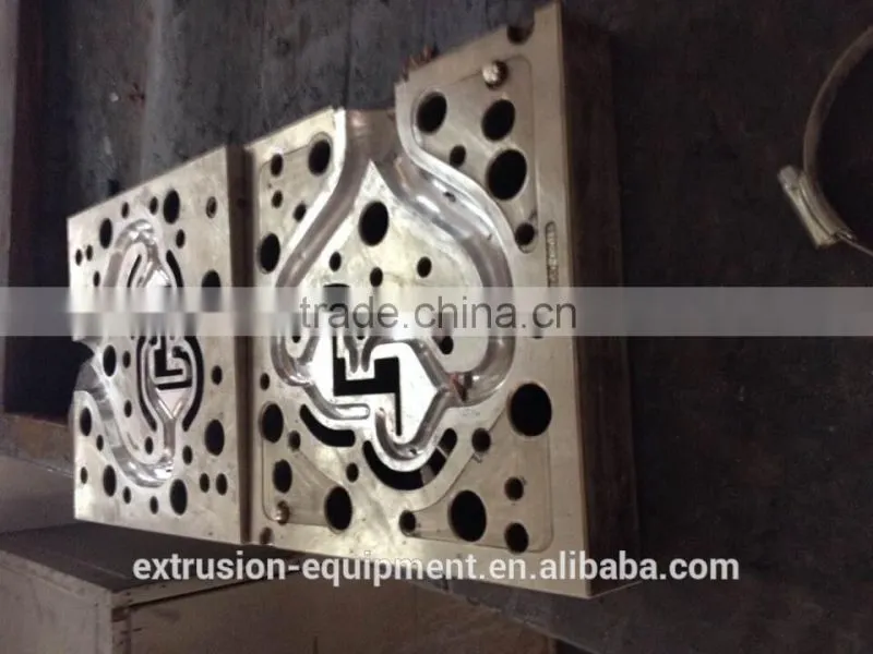Colorful capstock tooling with co-extrusion for decoration
