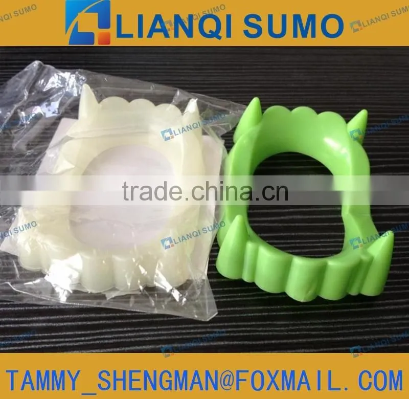Halloween Plastic teeth / creepy product