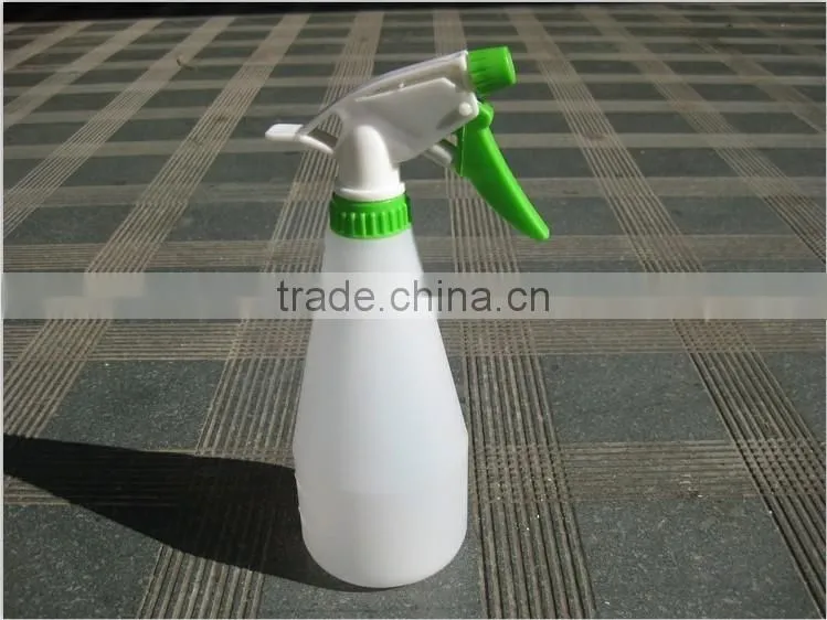 iLOT 500ml Plastic Round Graduated Spray Bottle Natural with Adjustable Point Trigger