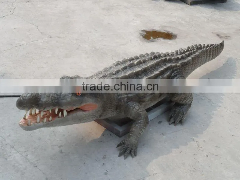 Crocodile Statue Stay on the Base of Water