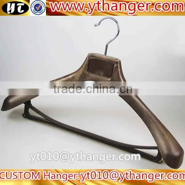YY0541vintage wide shoulder mens suit hanger with pants bar plastic suit hanger