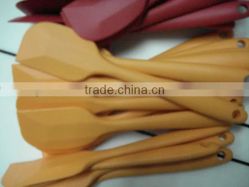 2014 wholesale soft and colored silicone spoon for babies