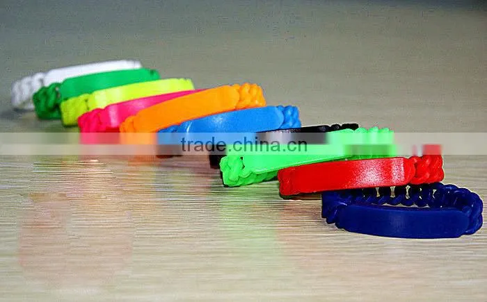 custom silicone wristband with twist bracelet