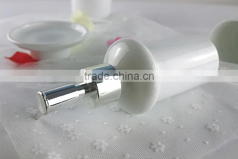 China factory wholesale custom ceramic porcelain white bathroom accessory set for shower use