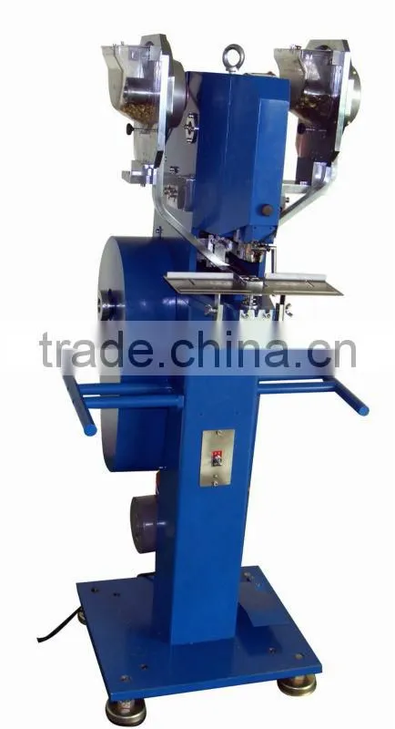 Prong snap fasteners attaching machine