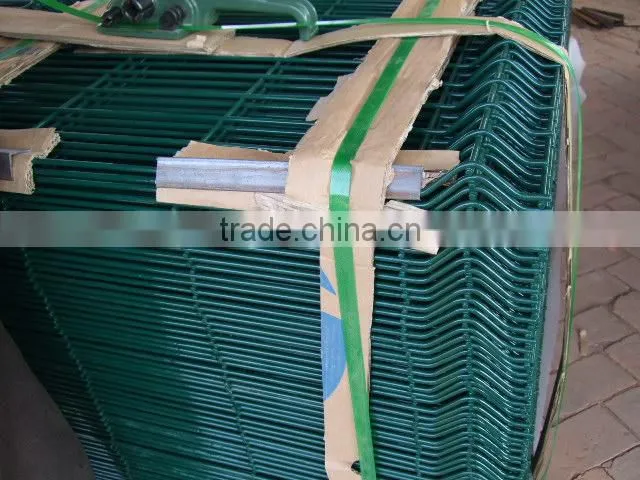 green vinyl coated welded wire mesh fence supplier