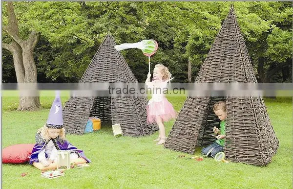 Wicker garden decoration --- flower stand & planter / garden house