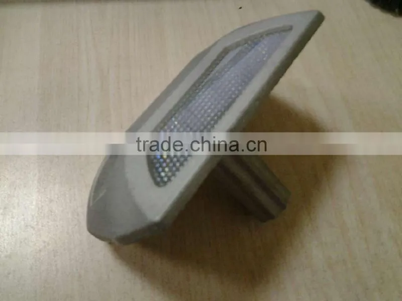 High retro-reflector road stud