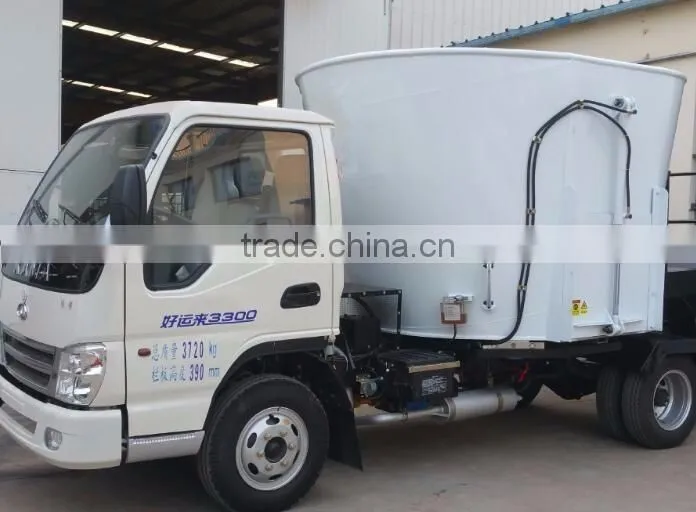 4x4 wheeled small feed mixer truck/good quality mixer feeder truck for sale