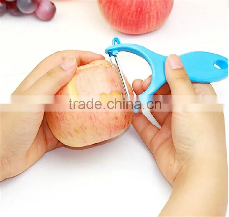 Plastic slicer and peeler for vegetable