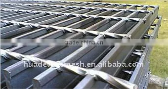 Serrated steel grating