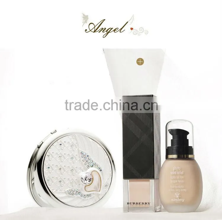 Round compact mirror fully covered with crystals on the top