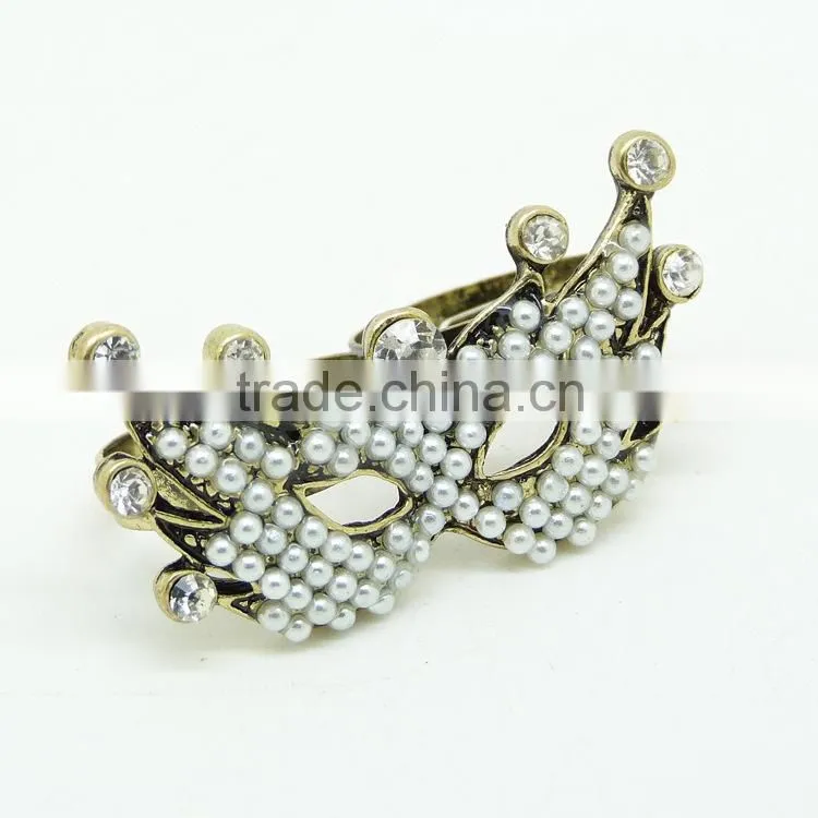 Pearl And Crystal Mask Anti Gold Gemstone Ring