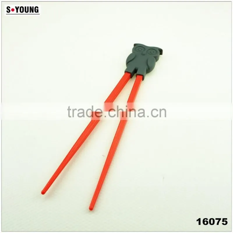 16075 Children learning silicone chopsticks with silicone helper