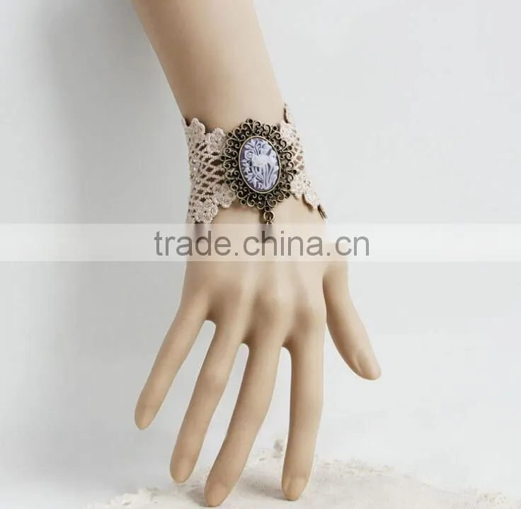 >> 15074 SWRetro Vintage Ladies beige beauty Bacelets, Lace cuff Bracelet /