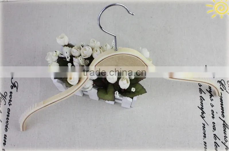 Hotsale high quality Wholesale colored wooden cloth hanger