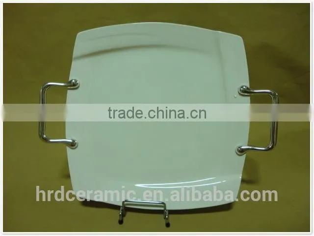Wholesale stock cheap plain white ceramic plate with Metal handle