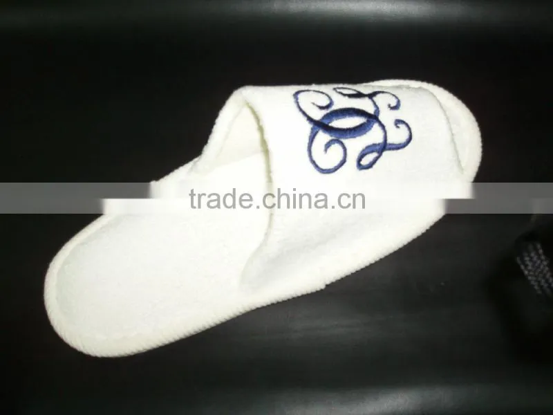 white disposable hotel slipper with embroideried customized logo