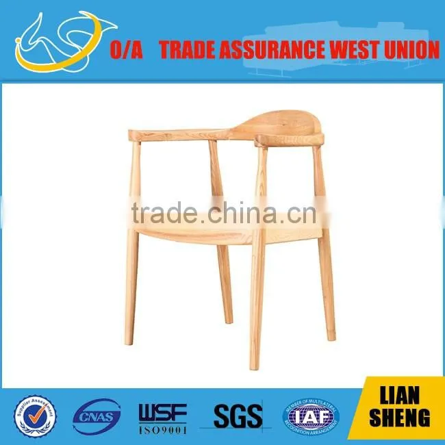 2016 Fashion solid wood arm dinning chair with high density sponge and black PU