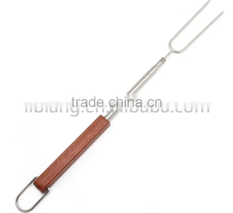 Telescopic bbq fork with wooden handle