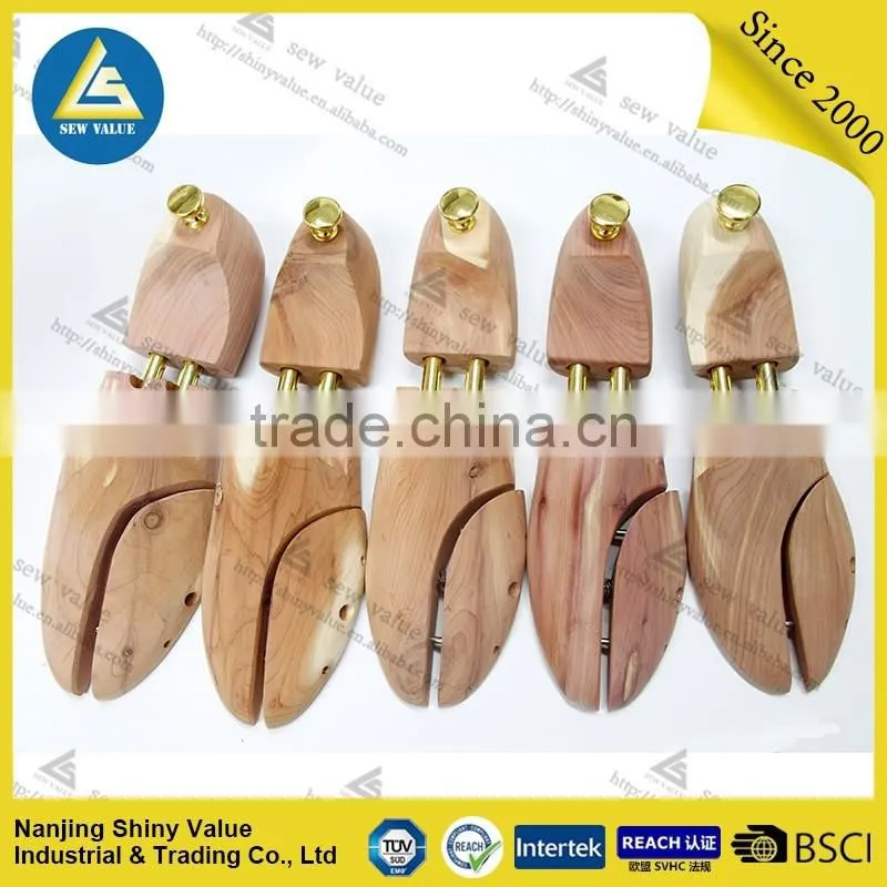 Pine wood material shoe tree type cheap wooden shoe stretcher with logo plate to put on