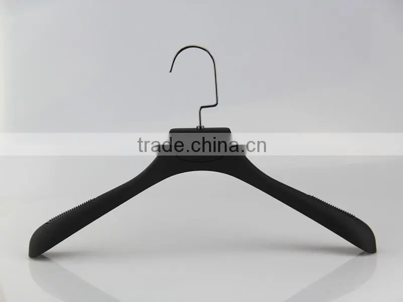 HA6935 black plastic non slip hanger adults coat hanger