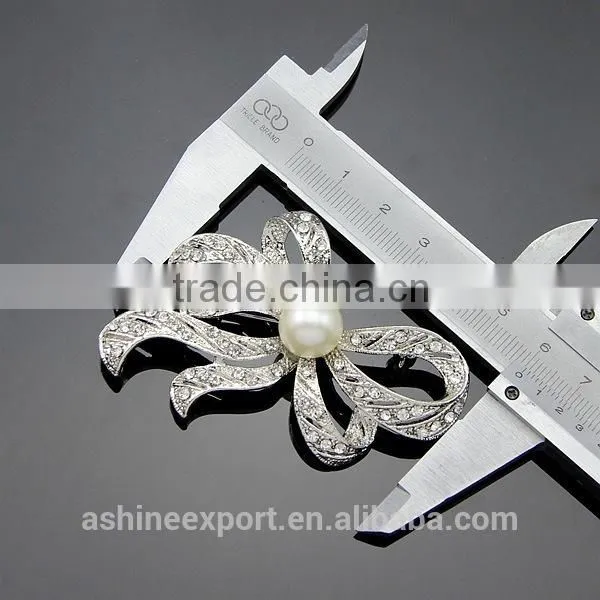 Cheap beautiful elegant pearl ribbon shape rhinestone brooch/handmade rhinestone brooch