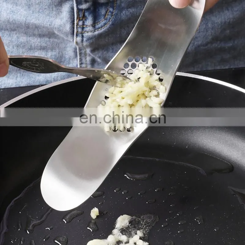 High Quality Creative Kitchen Tools Multifunction Garlic Press
