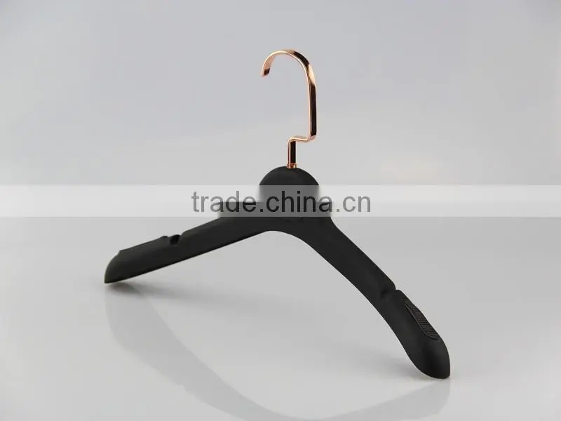 black rubber hanger with wide shoulder for coat