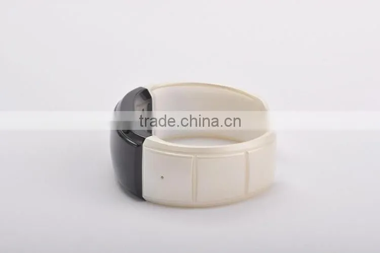 2014 bluetooth bracelet with speaker bluetooth fashion bracelet with time display