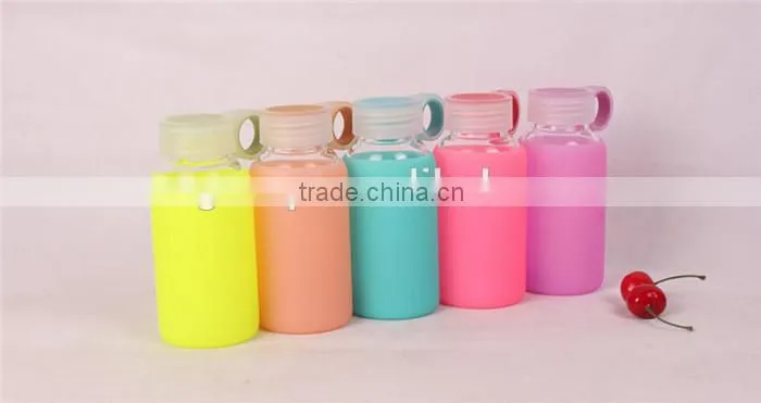 Factory low price of unbreakable silicate glass water bottle,anti heating slicone sleeve glass water bottle